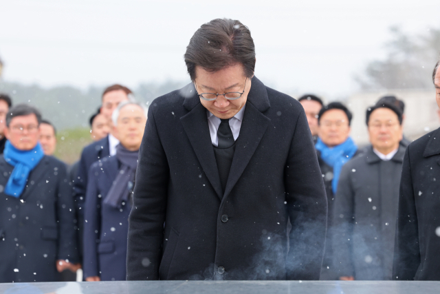 18일 오전 광주 북구 운정동 국립5·18민주묘지에서 더불어민주당 이재명 대표가 참배하고 있다. 연합뉴스