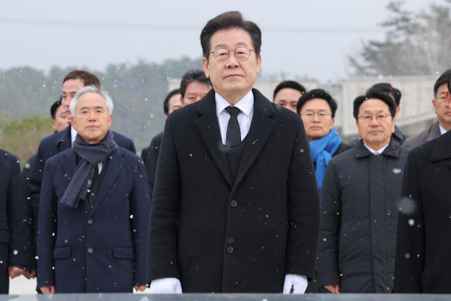 18일 오전 광주 북구 운정동 국립5·18민주묘지에서 더불어민주당 이재명 대표가 참배하고 있다. 연합뉴스