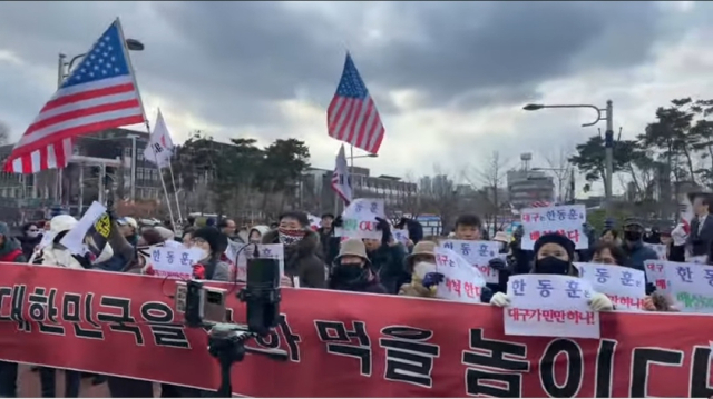 18일 대구 북구 경북대학교에서 국민의힘 한동훈 전 대표의 청년 토크쇼가 예정된 가운데 행동하는 우파 구국 대구투쟁본부가 한 전 대표를 규탄하는 기자회견을 열고 있다. 매일신문