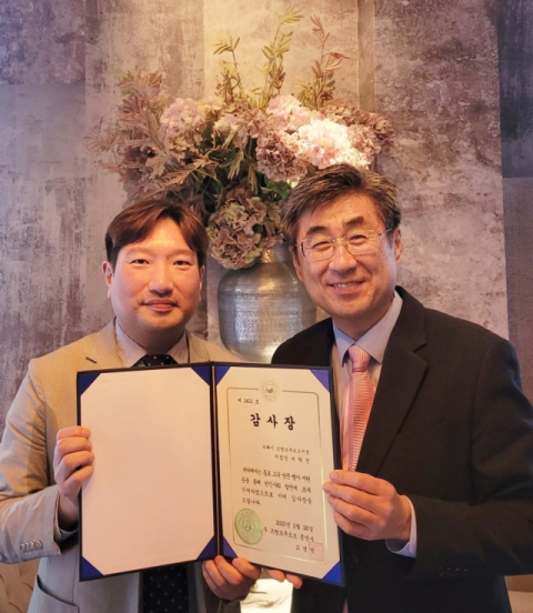 티웨이항공 서혁진 프랑크푸르트 지점장(왼쪽)과 고경석 주프랑크푸르트 총영사(오른쪽)가 감사장 수여 기념사진 촬영을 하고 있다. 티웨이항공 제공