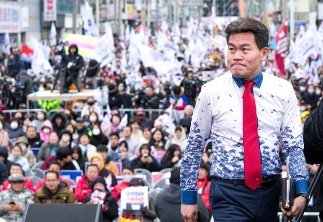 전한길 한국사 강사가 15일 구미역 앞 역전로 일대에서 세이브코리아 주최로 열린 국가비상기도회에서 무대에 오르고 있다. 안성완 기자 asw0727@imaeil.com