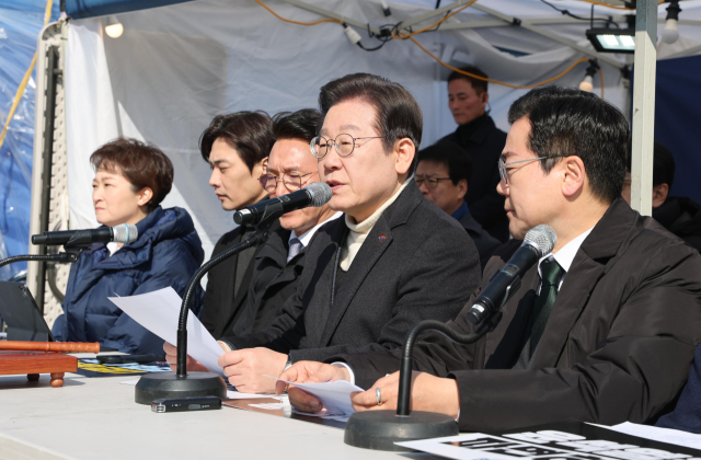 더불어민주당 이재명 대표가 19일 서울 종로구 경복궁역 부근 광화문 민주당 천막농성장에서 열린 현장 최고위원회의에서 발언하고 있다. 연합뉴스