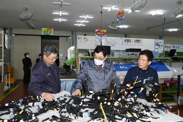 주낙영 경주시장(사진 가운데)이 경주지역 한 기업체 현장을 방문해 생산 제품을 살펴보고 있다. 경주시 제공