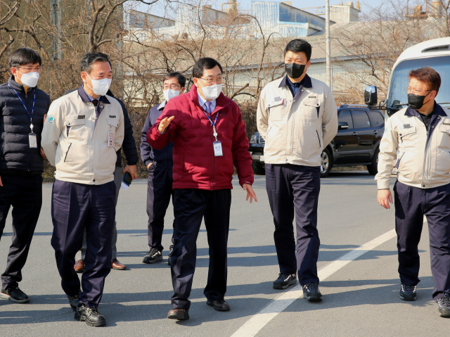 주낙영 경주시장이 경주지역 한 기업체 현장을 방문해 회사 관계자들과 이야기를 나누고 있다. 경주시 제공