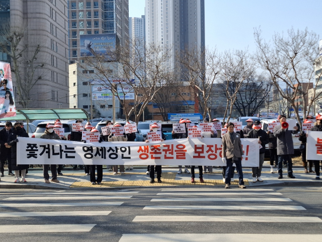 19일 대구시의회 앞에서 대구 반월당 지하상가 영세상인 생존권 비상대책위원회가 집회를 여는 모습. 비대위 제공.