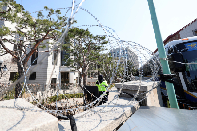 윤석열 대통령 탄핵심판 사건이 헌법재판소에 접수된 지 95일째인 19일 서울 종로구 헌재 담장에 철조망이 설치돼 있다. 헌재가 이번 주 안으로 결론을 선고하려면 늦어도 이날까지는 선고일을 정해야 한다는 관측이 나온다. 연합뉴스