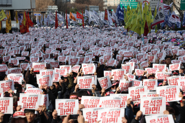 전국민주노동조합총연맹 조합원들이 15일 서울 남대문로에서 전국노동자대회를 열고 윤석열 대통령 파면을 촉구하며 구호를 외치고 있다. 연합뉴스