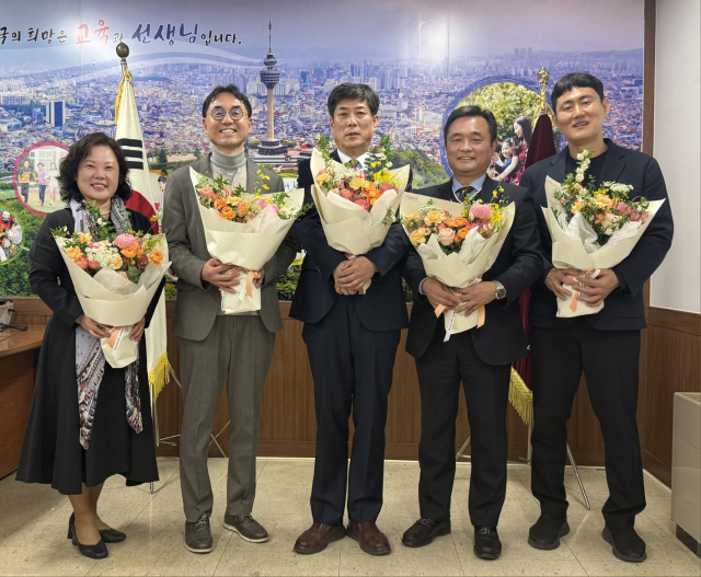 대구교총 제17대 회장에 당선된 김영진 능인고 교사(가운데)가 당선증을 받고 부회장단과 함께 기념촬영을 하고 있다. 왼쪽부터 최미희 교수, 박재우 교감, 김영진 회장, 염민선 교감, 권기덕 교사. 대구교총 제공