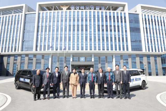 경북자치경찰위원회는 20일 경북경찰청에서 사회적 약자 보호 업무 전담 차량 전달식을 하고 참석 내빈들과 기념촬영을 했다. 경북도 제공