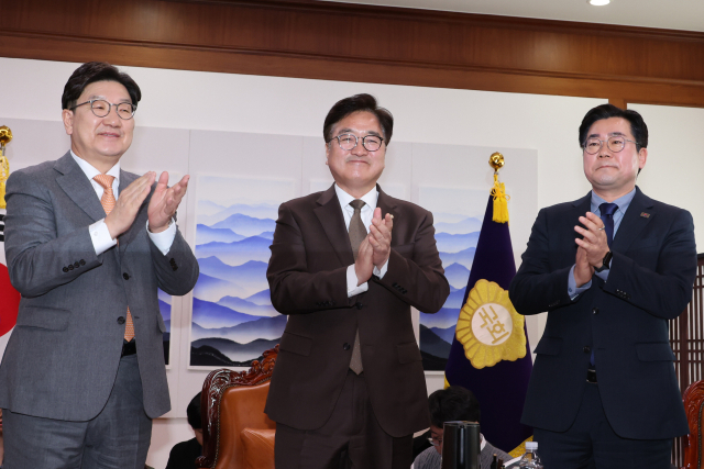 우원식 국회의장과 국민의힘 권성동 원내대표(왼쪽), 더불어민주당 박찬대 원내대표(오른쪽)가 20일 서울 여의도 국회의장실에서 국민연금 개혁안에 합의한 뒤 박수치고 있다. 연합뉴스