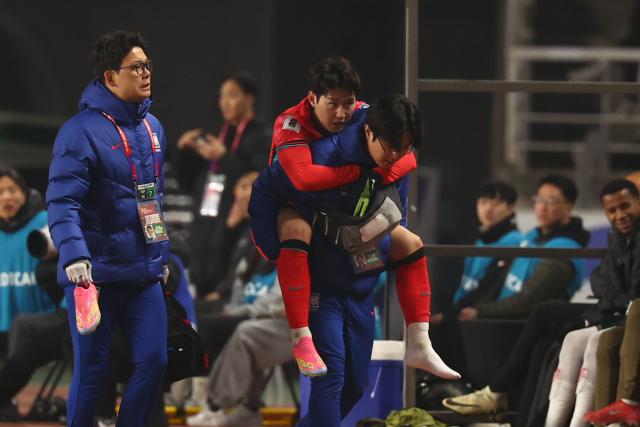 20일 경기도 고양종합운동장에서 열린 2026 북중미 월드컵 아시아 3차 예선 B조 7차전 대한민국과 오만의 경기에서 부상으로 교체된 이강인이 업혀 나가고 있다. 연합뉴스