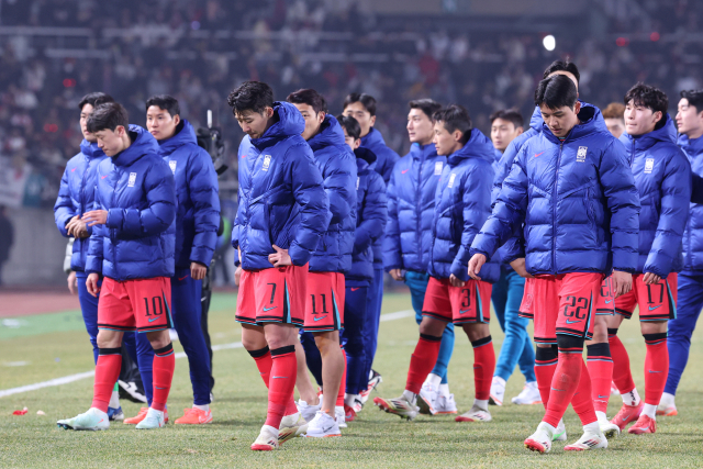 20일 경기도 고양종합운동장에서 열린 2026 북중미 월드컵 아시아 3차 예선 B조 7차전 대한민국과 오만의 경기에서 1대1 무승부로 경기를 끝낸 뒤 한국 선수들이 아쉬워하고 있다. 연합뉴스