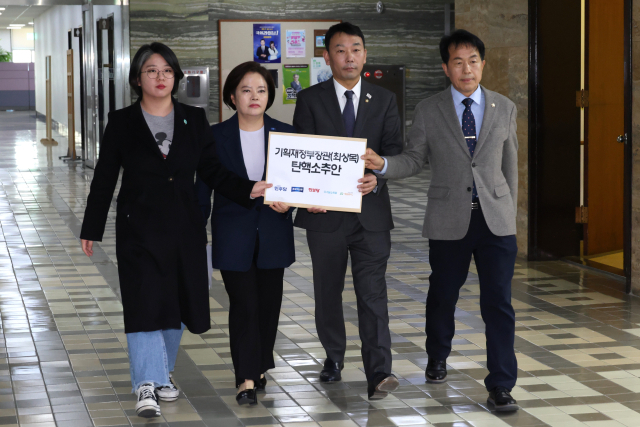 기본소득당 용혜인 대표(왼쪽부터), 조국혁신당 정춘생 원내수석부대표, 더불어민주당 김용민 원내수석부대표, 진보당 윤종오 의원이 21일 서울 여의도 국회 의안과에 최상목 대통령 권한대행 부총리 겸 기획재정부 장관 탄핵소추안을 제출하고 있다. 연합뉴스