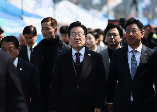 더불어민주당 이재명 대표가 21일 경복궁 앞 천막농성장을 방문 후 이동하고 있다. 연합뉴스