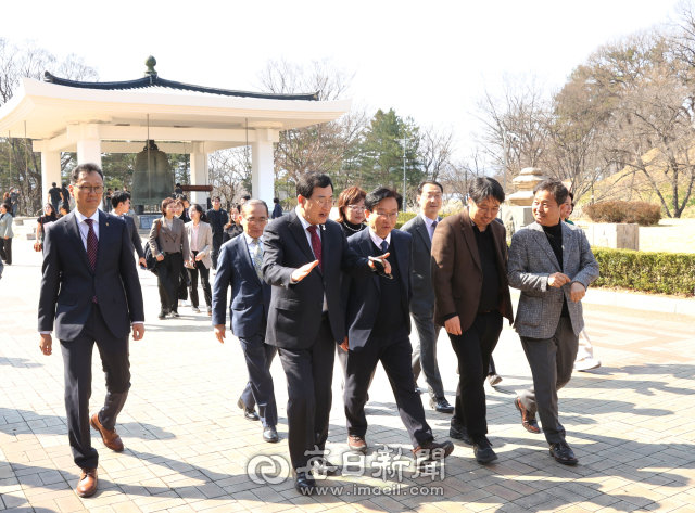 국회 외교통일위원회 소속 의원들이 21일 2025 APEC 정상회의 개최지인 경북 경주를 방문해 경주박물관에서 상황을 점검하고 있다.경주시 제공