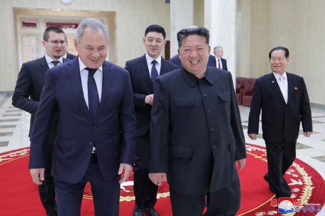 김정은 북한 국무위원장이 지난 21일 방북한 세르게이 쇼이구 러시아 국가안보회의 서기와 