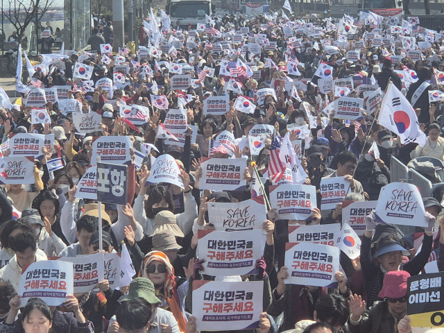 보수 개신교단체 세이브코리아는 22일 오후 1시 서울 영등포구 국회의사당역 부근에서 국가비상기도회를 열었다. 이수현 기자