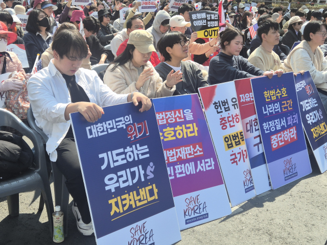 보수 개신교단체 세이브코리아는 22일 오후 1시 서울 영등포구 국회의사당역 부근에서 국가비상기도회를 열었다. 이수현 기자