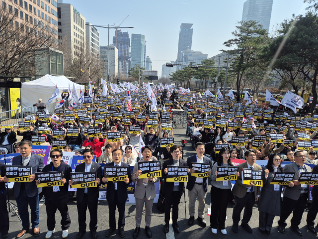 보수 개신교단체 세이브코리아는 22일 오후 1시 서울 영등포구 국회의사당역 부근에서 국가비상기도회를 열었다. 이수현 기자