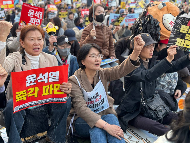 22일 광화문에서 열린 야5당 공동 비상시국 대응을 위한 범국민대회에 참여한 이화민주동문회원들.