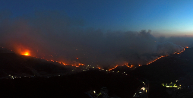 22일 경북 의성군 안평면 괴산리 야산에 발생한 산불이 밤까지도 꺼지지 않고 있다. 산림 당국은 해가 지자 야간 대응 체제로 전환했다. 김영진 기자 kyjmaeil@imaeil.com