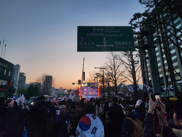 이날 오후 6시쯤 윤 대통령 지지자들 모임인 대통령 국민변호인단은 헌법재판소가 있는 지하철 안국역 3번 출구에서 대규모 집회를 벌였다. 배주현 기자