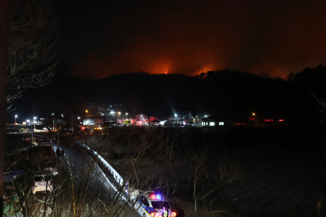 22일 밤 울산 울주군 온양읍 운화리 야산에서 발생한 산불 현장에서 야간 진화 작업이 계속되고 있다. 연합뉴스