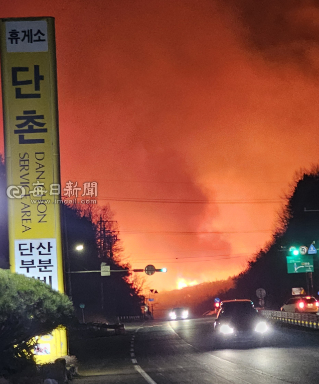 22일 오후 8시쯤 의성군 단촌면 한 도로에서 바라본 산불 발생 현장. 전종훈 기자