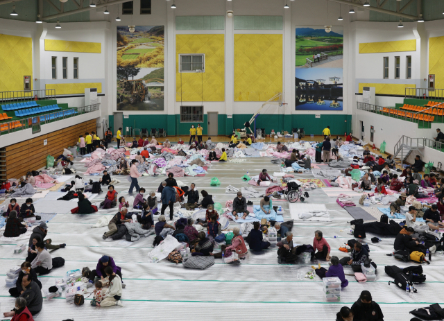 22일 경북 의성군 안평면 괴산리에서 발생한 산불로 인해 인근 거주 주민들이 실내체육관으로 대피해 있다. 김영진 기자 kyjmaeil@imaeil.com