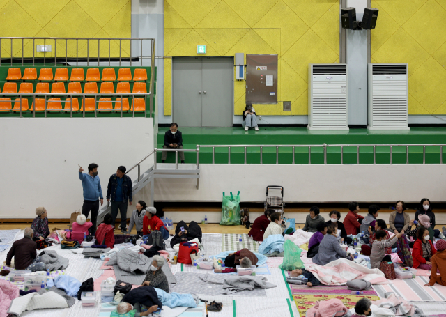 22일 경북 의성군 안평면 괴산리에서 발생한 산불로 인해 인근 거주 주민들이 실내체육관으로 대피해 있다. 김영진 기자 kyjmaeil@imaeil.com