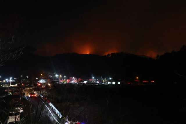 22일 밤 울산 울주군 온양읍 운화리 야산에서 발생한 산불 현장에서 야간 진화 작업이 계속되고 있다. 연합뉴스