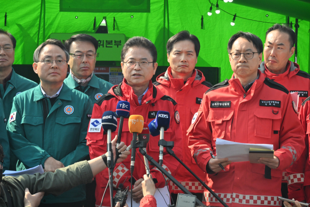 이철우 경북도지사, 고기동 행정안전부 장관 직무대행, 임하수 남부지방산림청장 등이 경북 의성군 안평면 산불 현장지휘본부가 설치된 안평면사무소에서 현장 브리핑을 하고 있다. 경북도 제공.