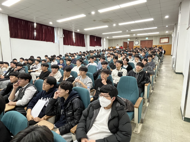 지난 21일 대구 경신고에서 2024학년도 대학수학능력시험(수능) 전국 수석으로 서울대 의예과에 입학한 이동건(21) 씨의 