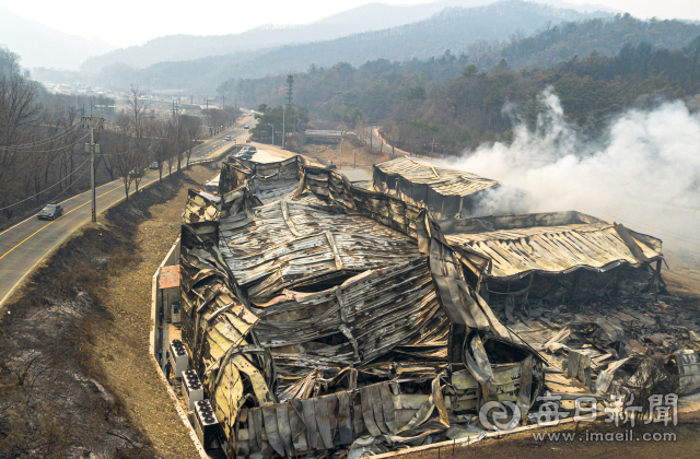 경북 의성군 산불 발생 이틀째인 23일 중리리 한 농업회사 공장이 전소돼 폐허가 된 모습이다. 안성완 기자 asw0727@imaeil.com