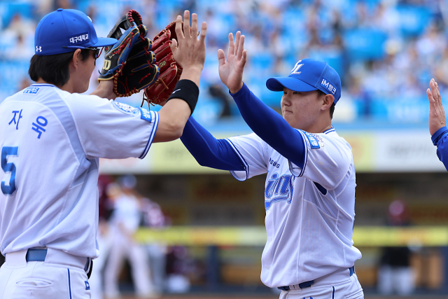 삼성 라이온즈의 신인 투수 배찬승이 23일 대구에서 열린 프로야구 키움 히어로즈와의 경기 6회 등판해 1이닝을 깔끔히 막은 뒤 주장 구자욱의 환영을 받고 있다. 삼성 제공