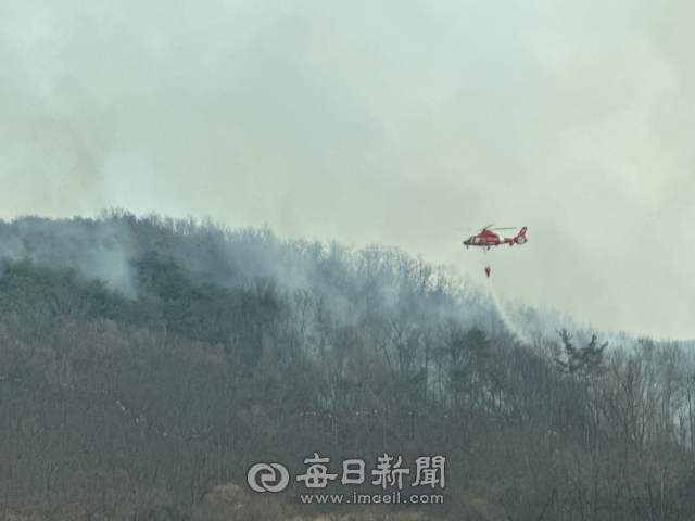 산림 당국이 23일 경북 의성군 안평면 박곡1리 야산에 발생한 산불을 진화하고자 소방헬기로 진화 작업을 벌이고 있다. 김영진 기자