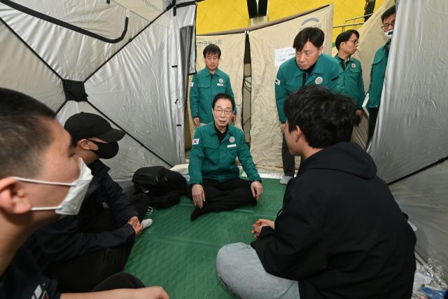 지난 23일 경북 의성 산불 피해 현장을 방문한 임종식 경북교육감과 교육청 간부들이 이재민 대피 시설에서 학생과 학부모를 만나 이야기하고 있다. 경북교육청은 산불로 인한 학교 시설 점검과 함께 학생들이 안전한 환경에서 학업에 열중할 수 있도록 지원할 계호기이다. 경북교육청 제공