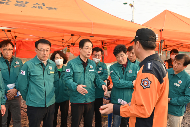 임종식 경북교육감과 교육청 간부들이 이재민 대피 시설에서 학생과 학부모를 만나 이야기하고 있다. 경북교육청은 산불로 인한 학교 시설 점검과 함께 학생들이 안전한 환경에서 학업에 열중할 수 있도록 지원할 계획이다. 경북교육청 제공