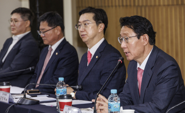 국민의힘 김상훈 정책위의장(오른쪽)이 19일 서울 종로구 생명보험 교육문화센터에서 열린 국민의힘-보험업계 현장 간담회에 참석해 인사말을 하고 있다. 연합뉴스