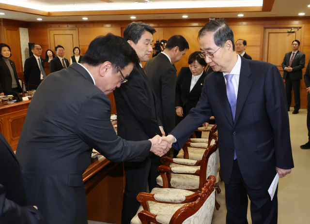 한덕수 대통령 권한대행 국무총리가 24일 정부서울청사에서 열린 국무위원간담회에 참석하며 최상목 부총리를 비롯한 국무위원들과 인사하고 있다. 연합뉴스