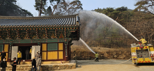 경북 의성 고운사가 산불 피해 방지를 위해 내부 문화재 등을 안전지대로 이송하고 있다. 김영진기자.