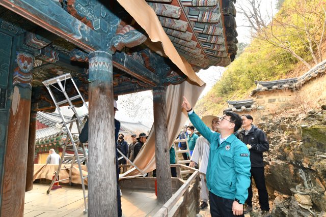 최응천 국가유산청장이 25일 경북 의성군 고운사에서 