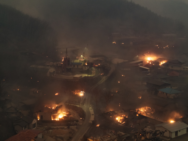 경북 의성군 산불 발생 나흘째인 25일 의성군 단촌면 하화1리에 강풍에 날아온 산불 불씨로 인한 화재가 발생해 있다. 연합뉴스