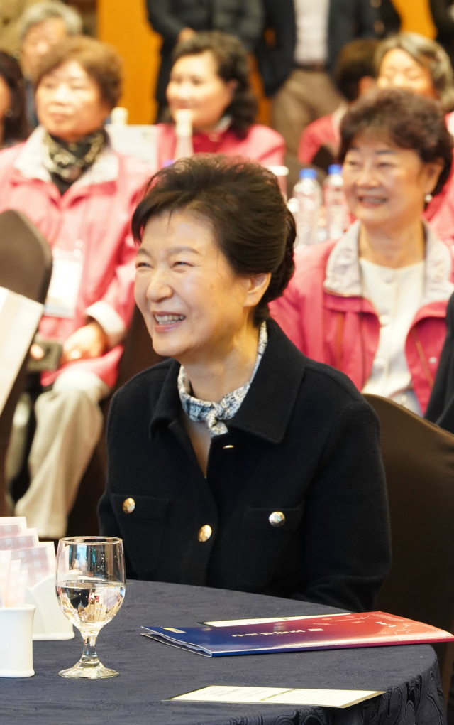 [파독 간호사 60년]구미서 만난 박근혜 전 대통령과 파독간호사…60년 헌신 되새겨 [영상]