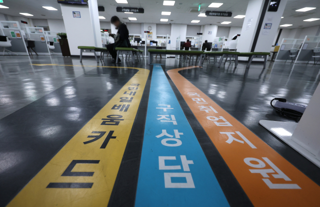 월급 500만원 이상 '최대'인데…20%는 200만원도 못번다